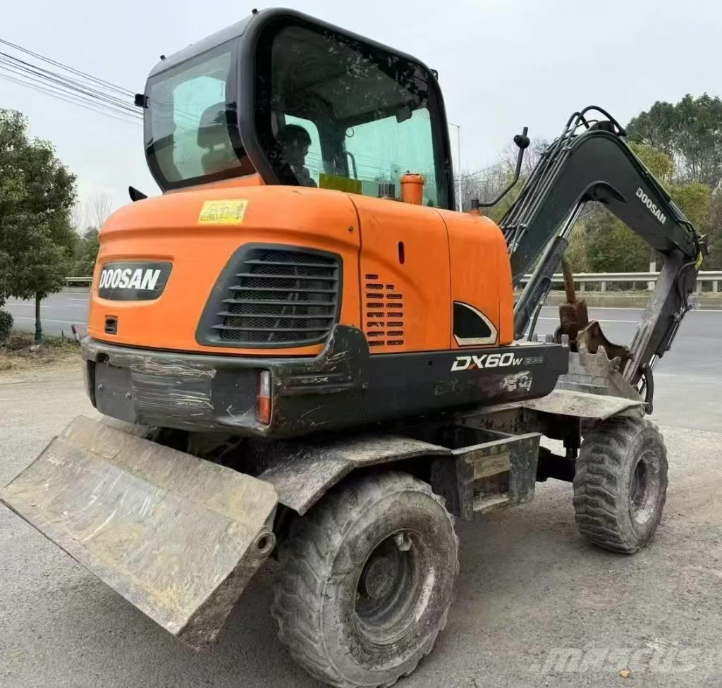 Doosan DX 60 Excavatoare cu roti
