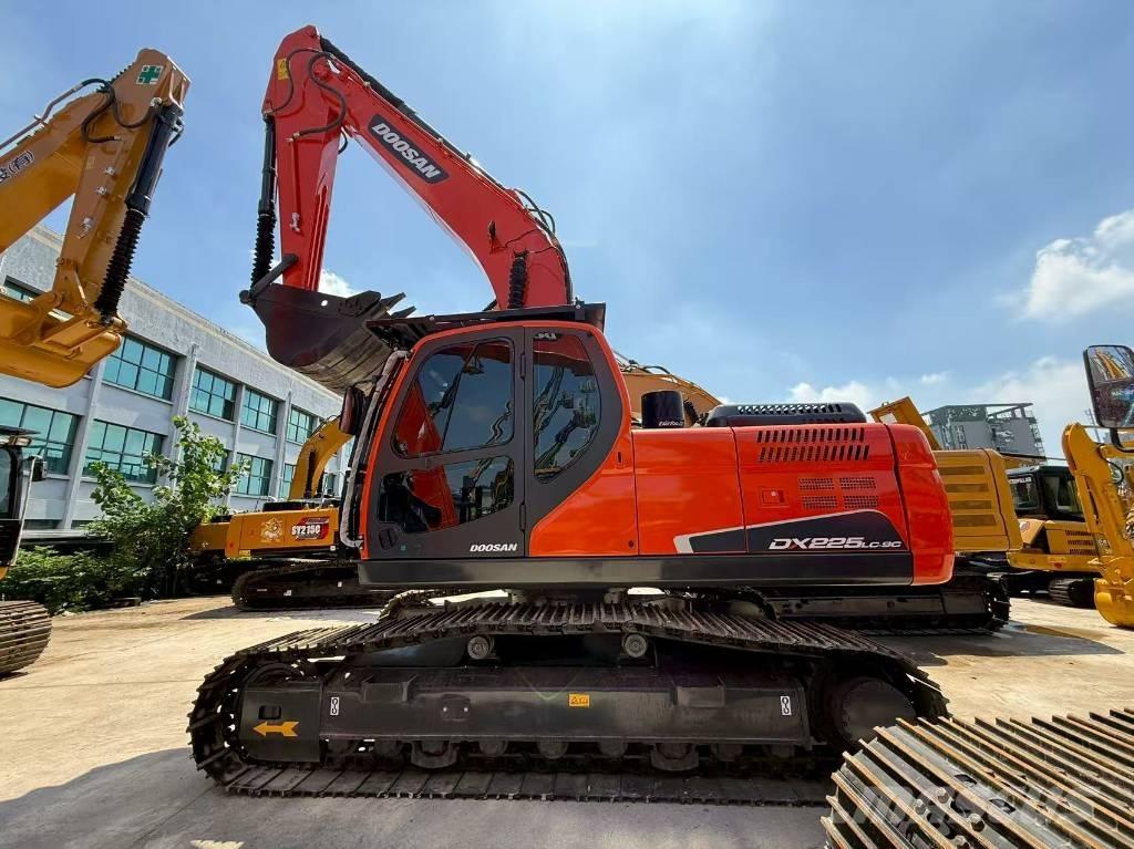 Doosan DX 225 Excavatoare pe șenile
