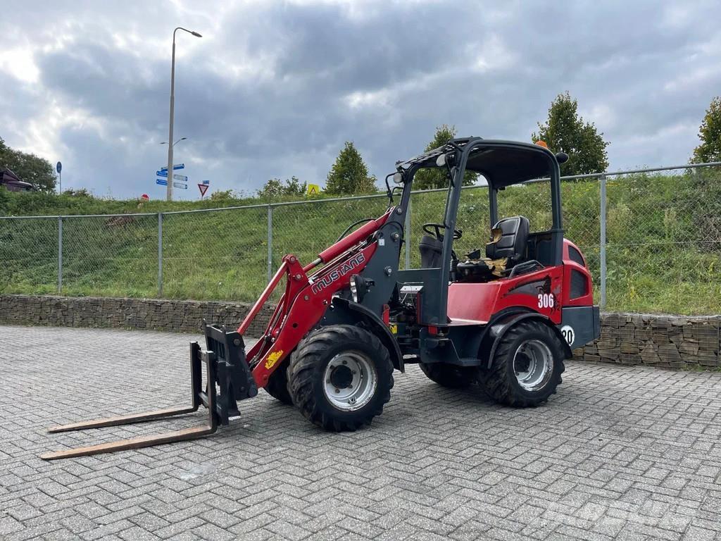 Mustang AL306 buldozere pe roti