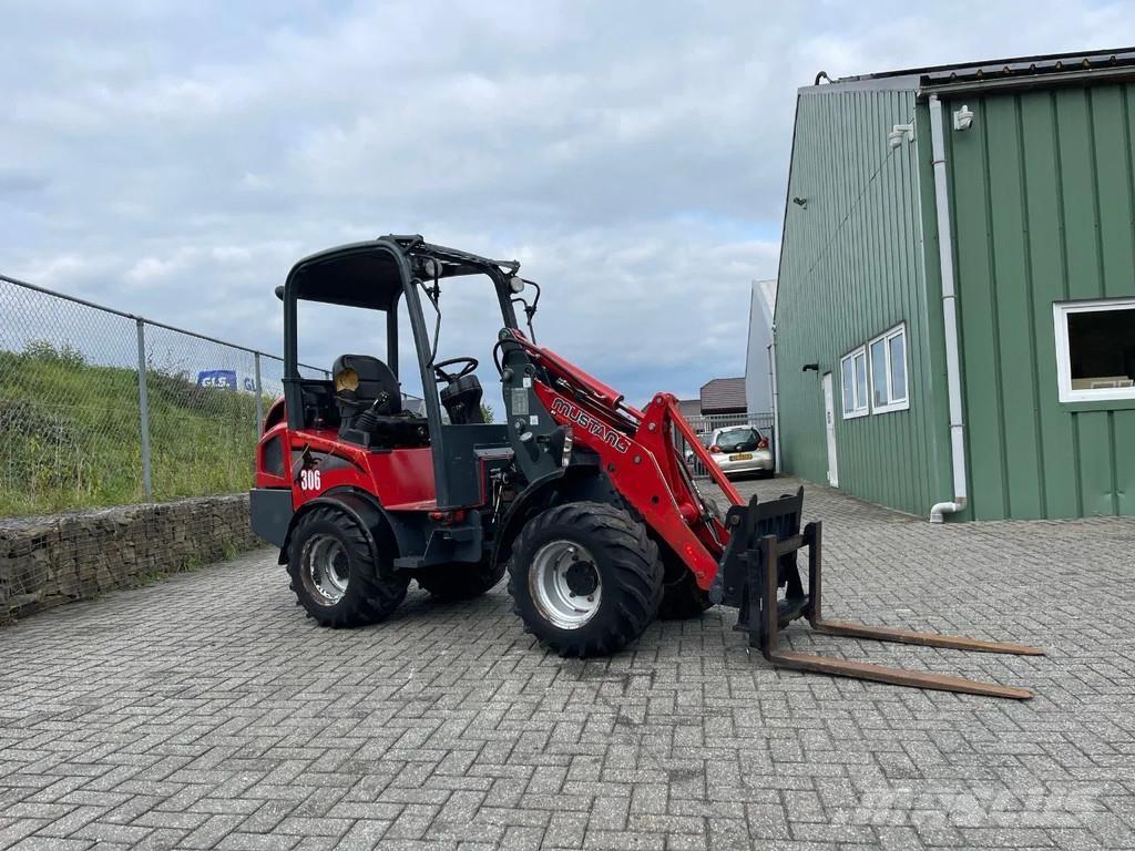 Mustang AL306 buldozere pe roti