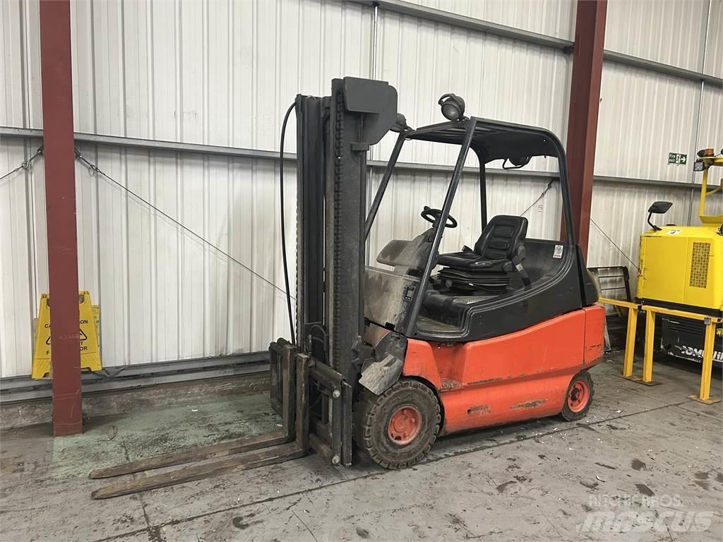 Linde E30-02 Stivuitor electric