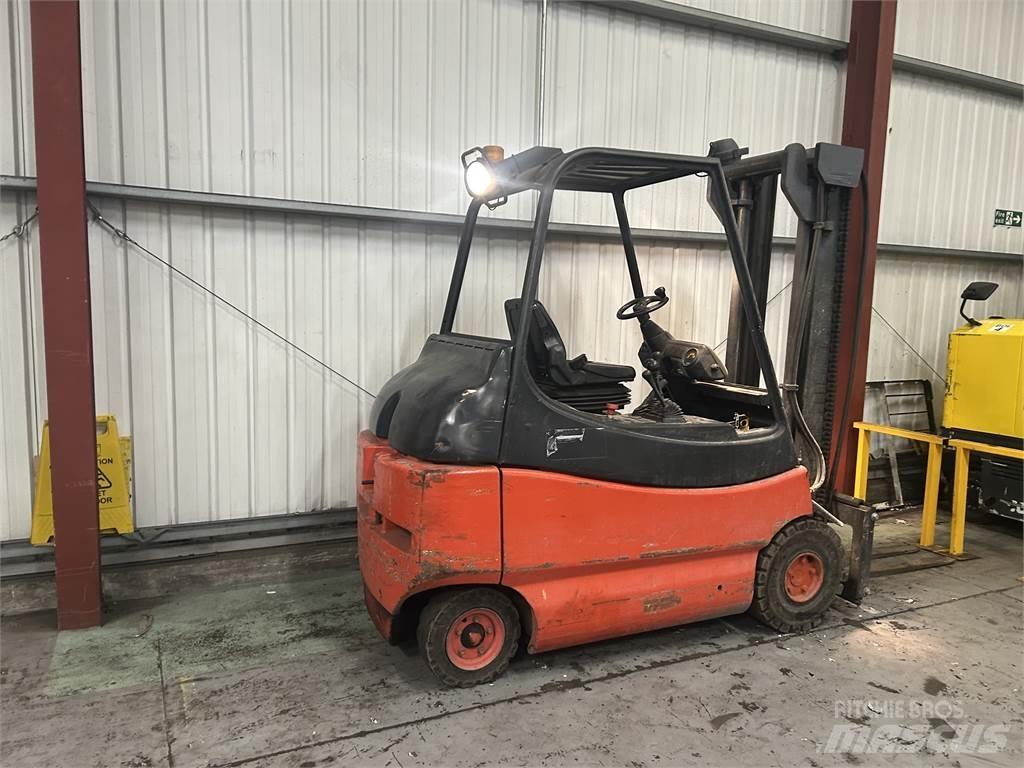 Linde E30-02 Stivuitor electric