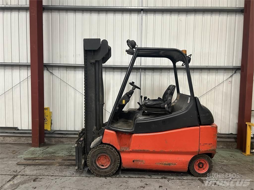 Linde E30-02 Stivuitor electric