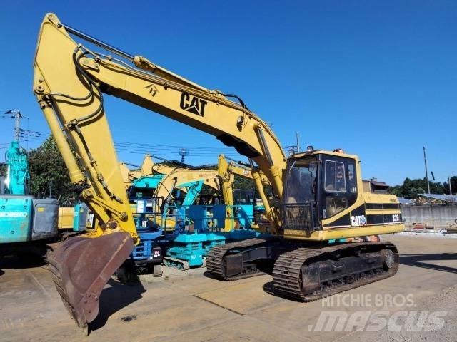 CAT 320 Excavatoare pe șenile
