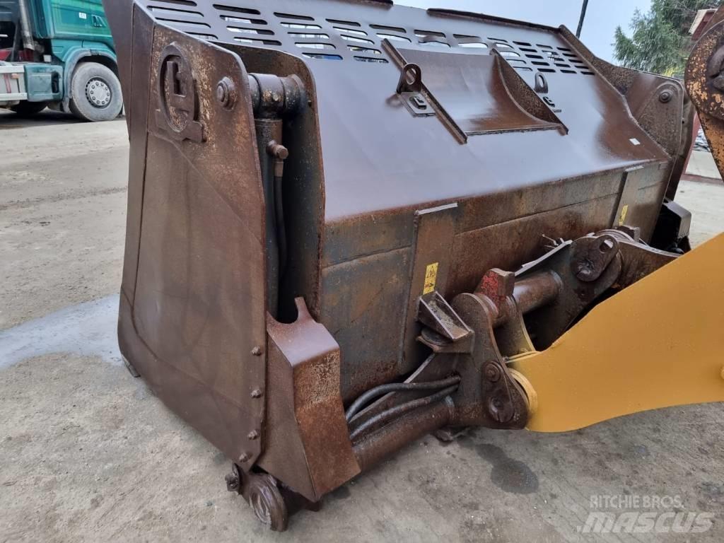 CASE 821 F Incarcator pe pneuri