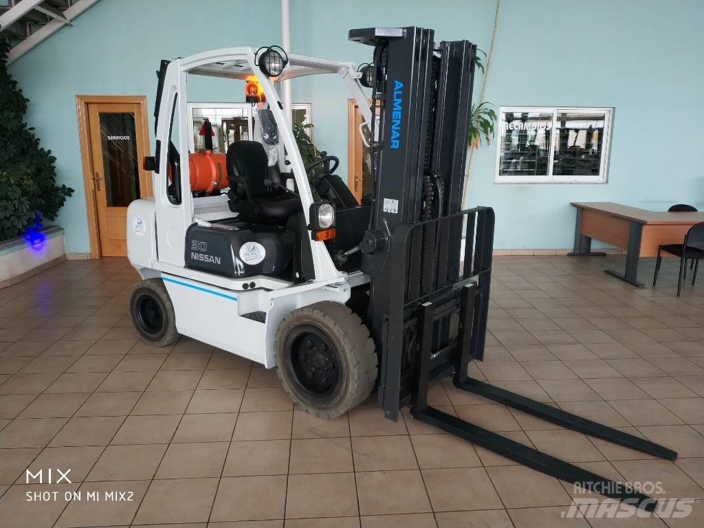 Nissan UGD-30 Stivuitor GPL