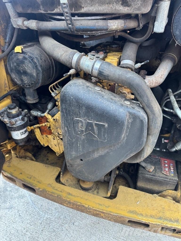 CAT 216 B 3 Mini incarcator