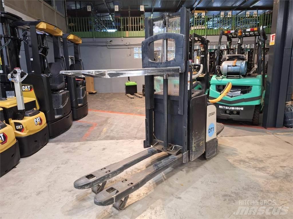 Crown DT3040 Transpaleti autopropulsanti