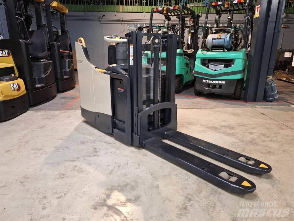 Crown DT3040 Transpaleti autopropulsanti