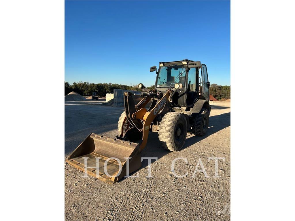 CASE 321F Incarcator pe pneuri