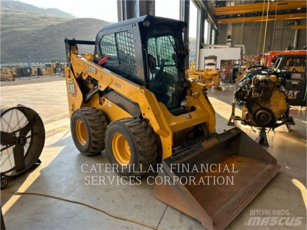 CAT 242D3 Mini incarcator