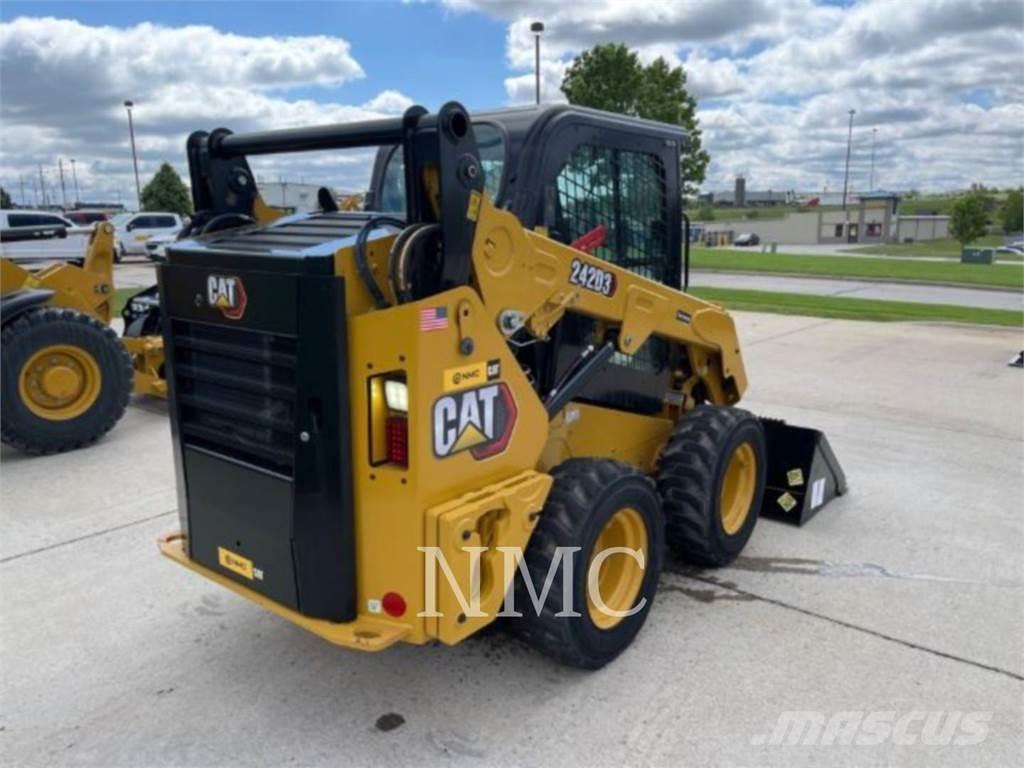 CAT 242D3 Mini incarcator