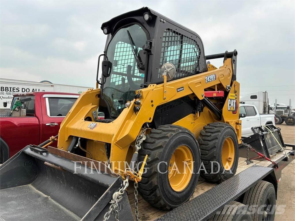 CAT 242D3 Mini incarcator