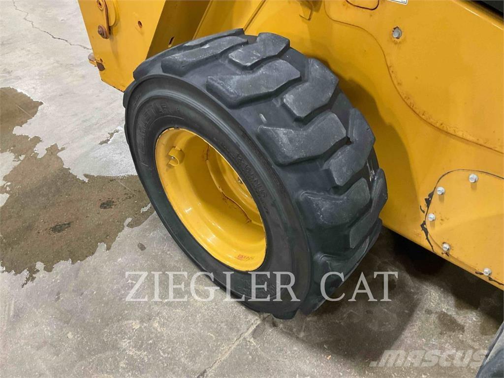 CAT 242D3 Mini incarcator