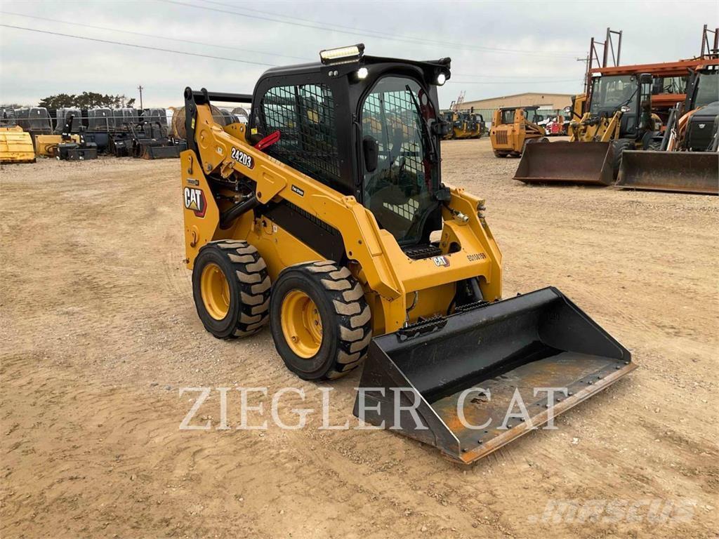 CAT 242D3 Mini incarcator