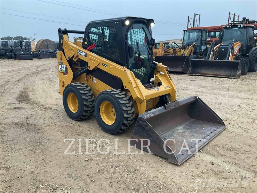 CAT 242D3 Mini incarcator