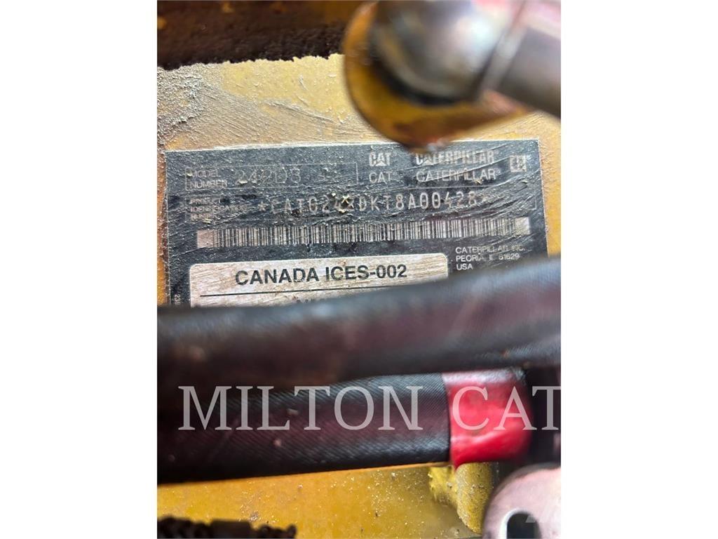 CAT 242D3 Mini incarcator