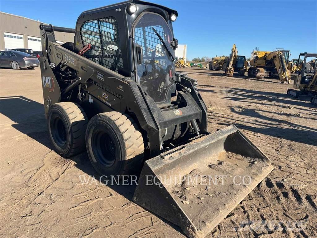 CAT 242D3 HF Mini incarcator