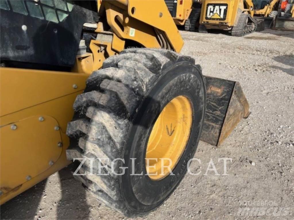 CAT 272D2 Mini incarcator