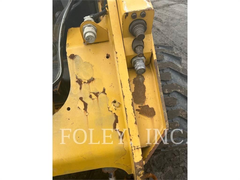 CAT 272D2 Mini incarcator