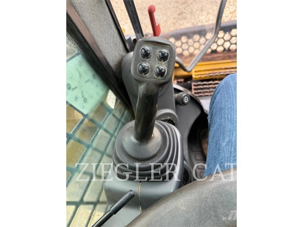 CAT 272D2 Mini incarcator