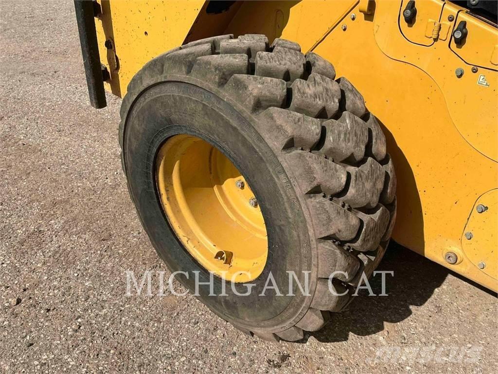 CAT 272D2XHP AQ Mini incarcator