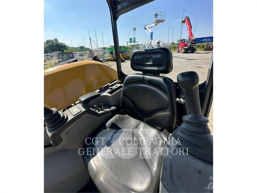 CAT 302.7DCR Excavatoare pe șenile
