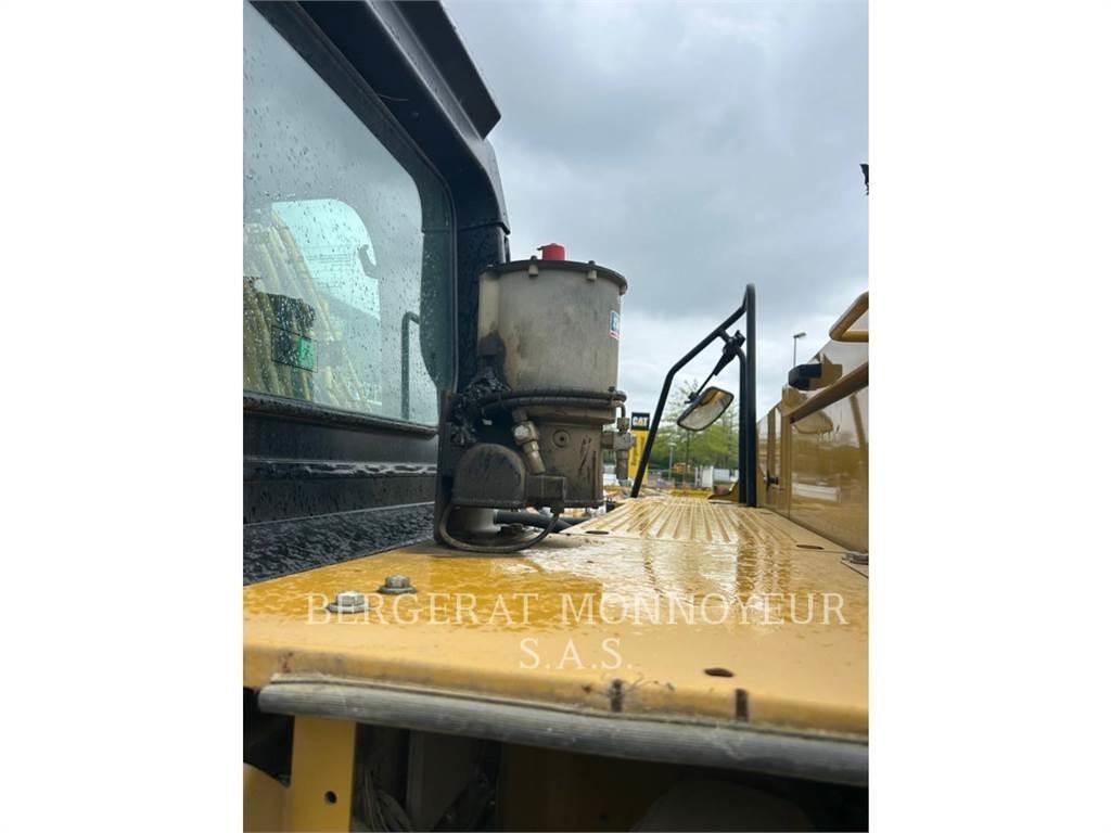 CAT 320 Excavatoare pe șenile
