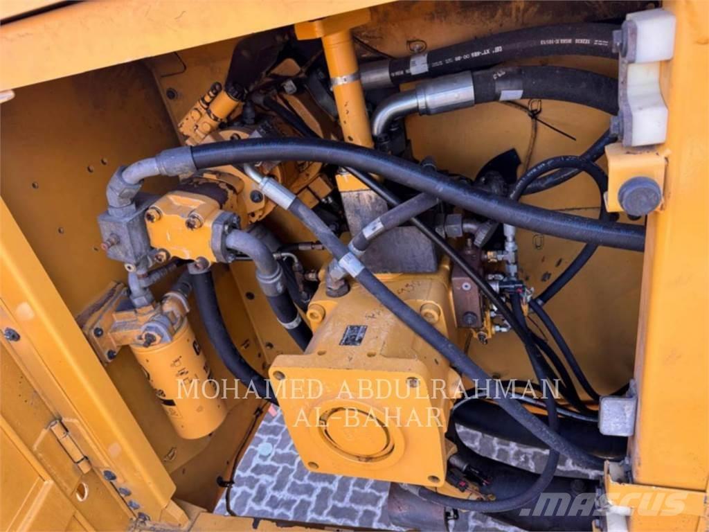 CAT 374D L Excavatoare pe șenile
