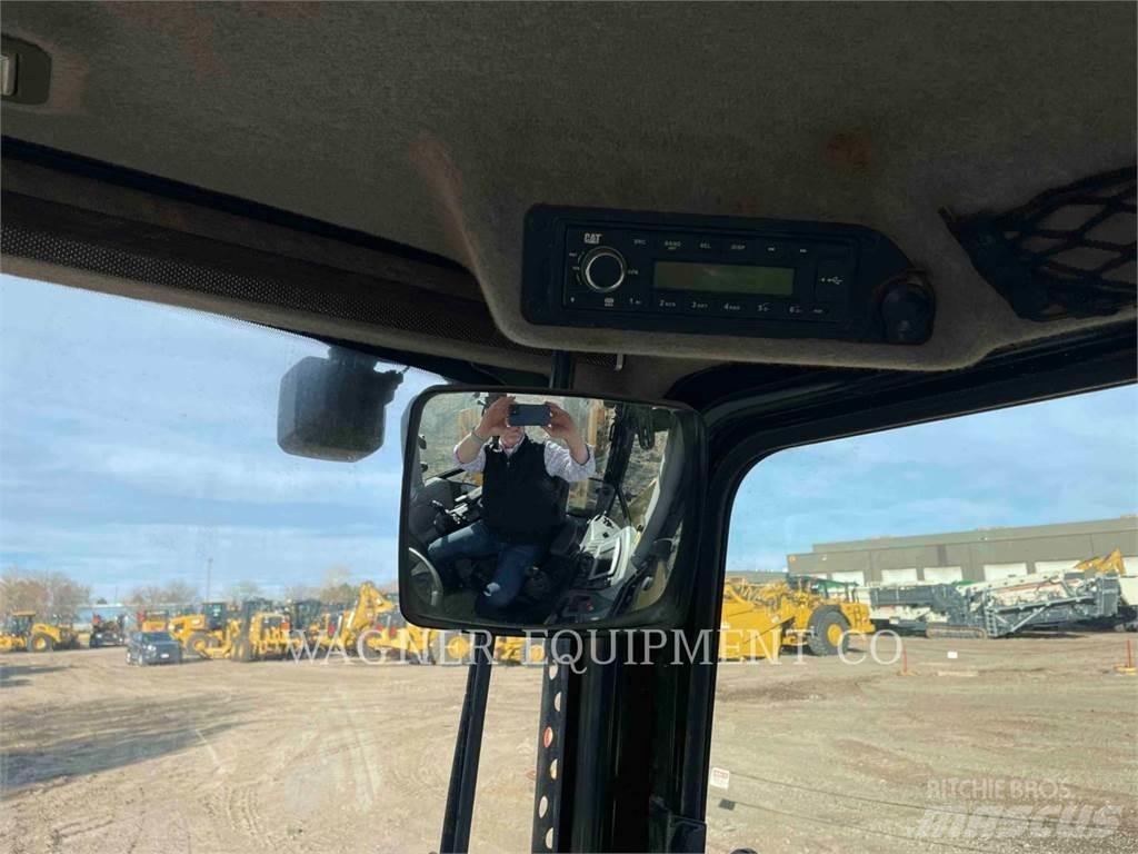 CAT 440 Buldoexcavatoare
