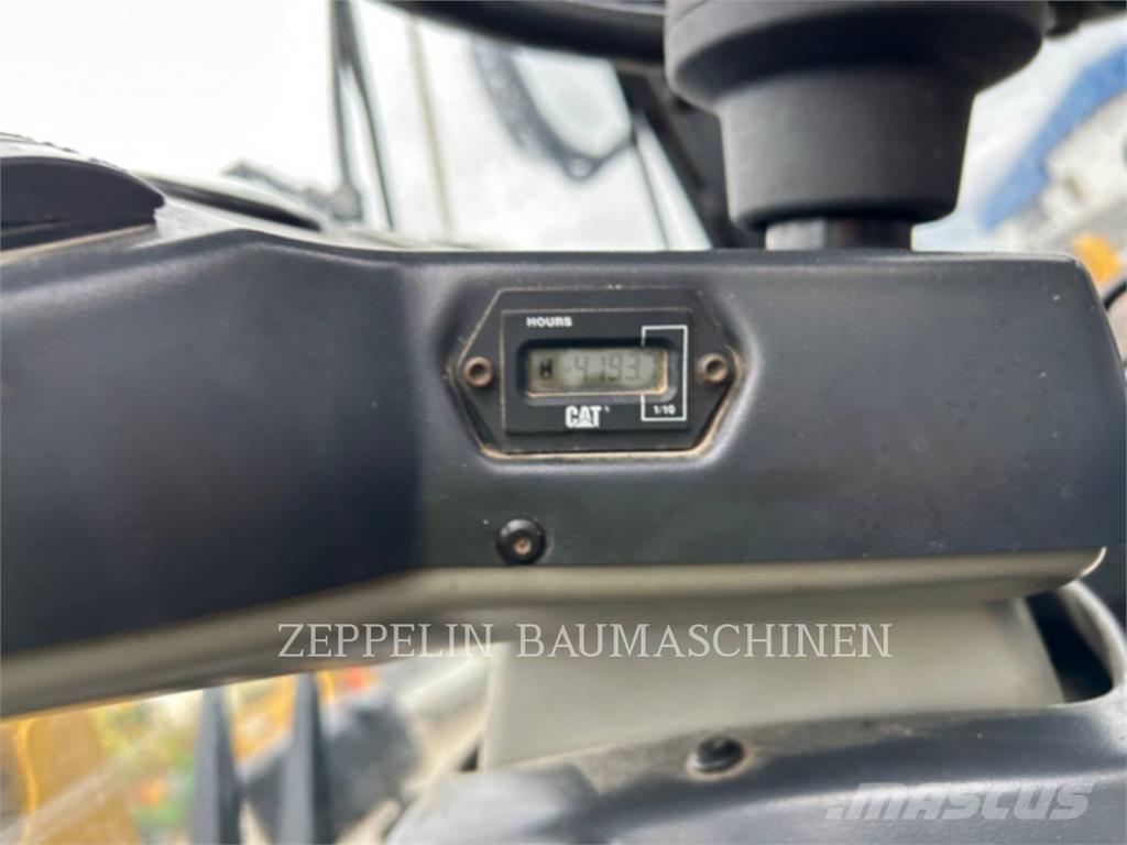 CAT 902 Incarcator pe pneuri