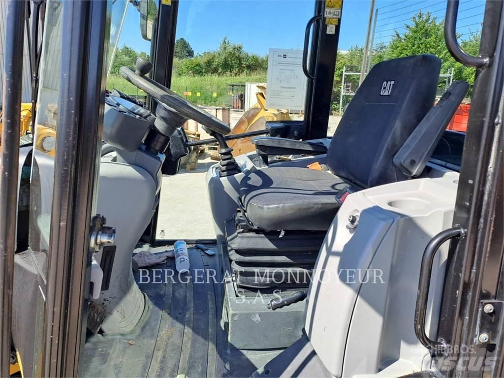 CAT 906M Incarcator pe pneuri
