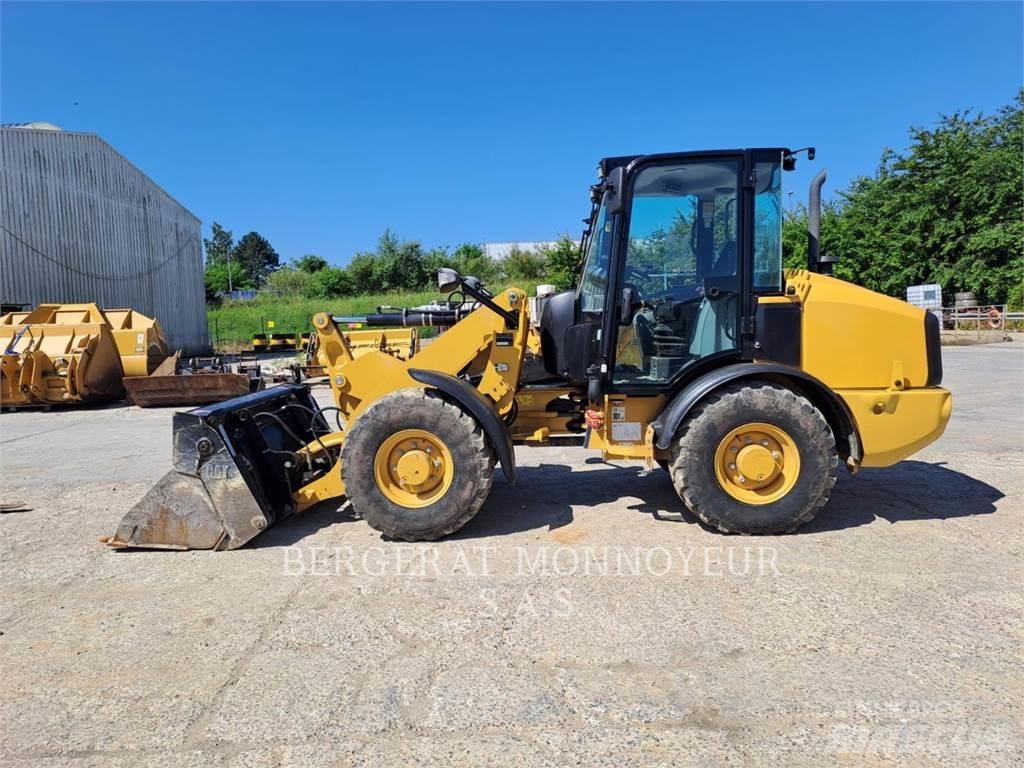 CAT 906M Incarcator pe pneuri