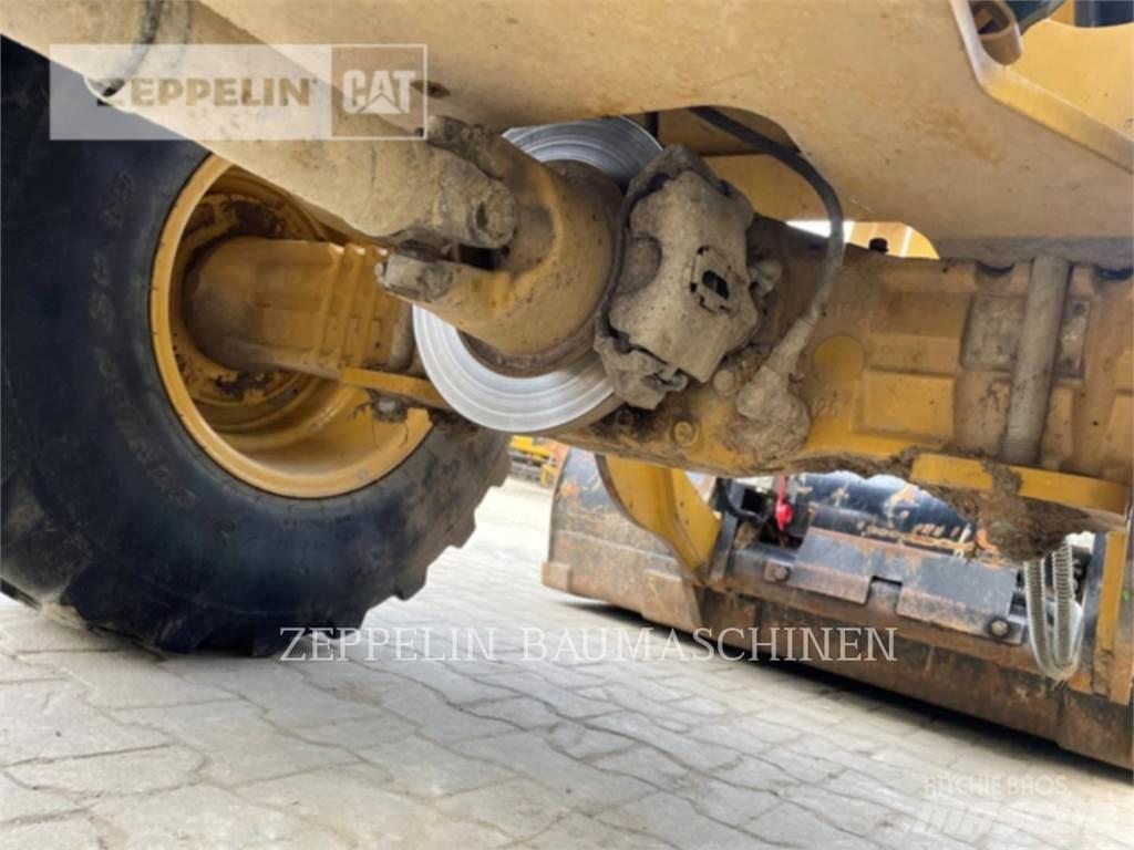 CAT 906M Incarcator pe pneuri