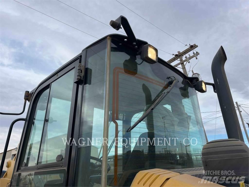 CAT 906M Incarcator pe pneuri