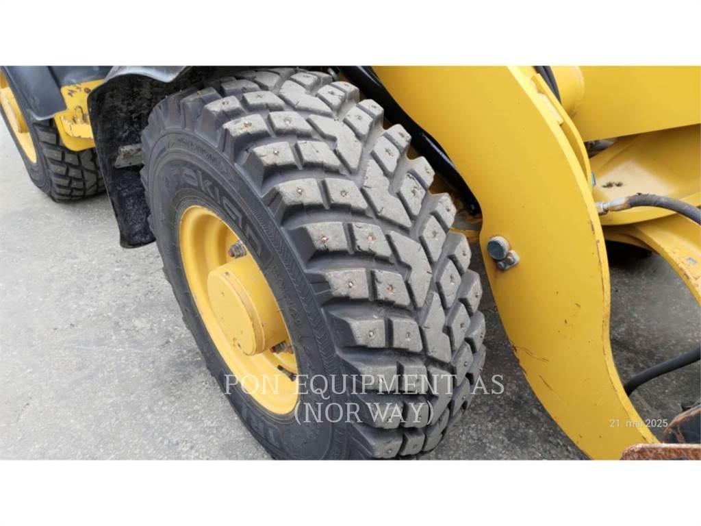 CAT 906M Incarcator pe pneuri