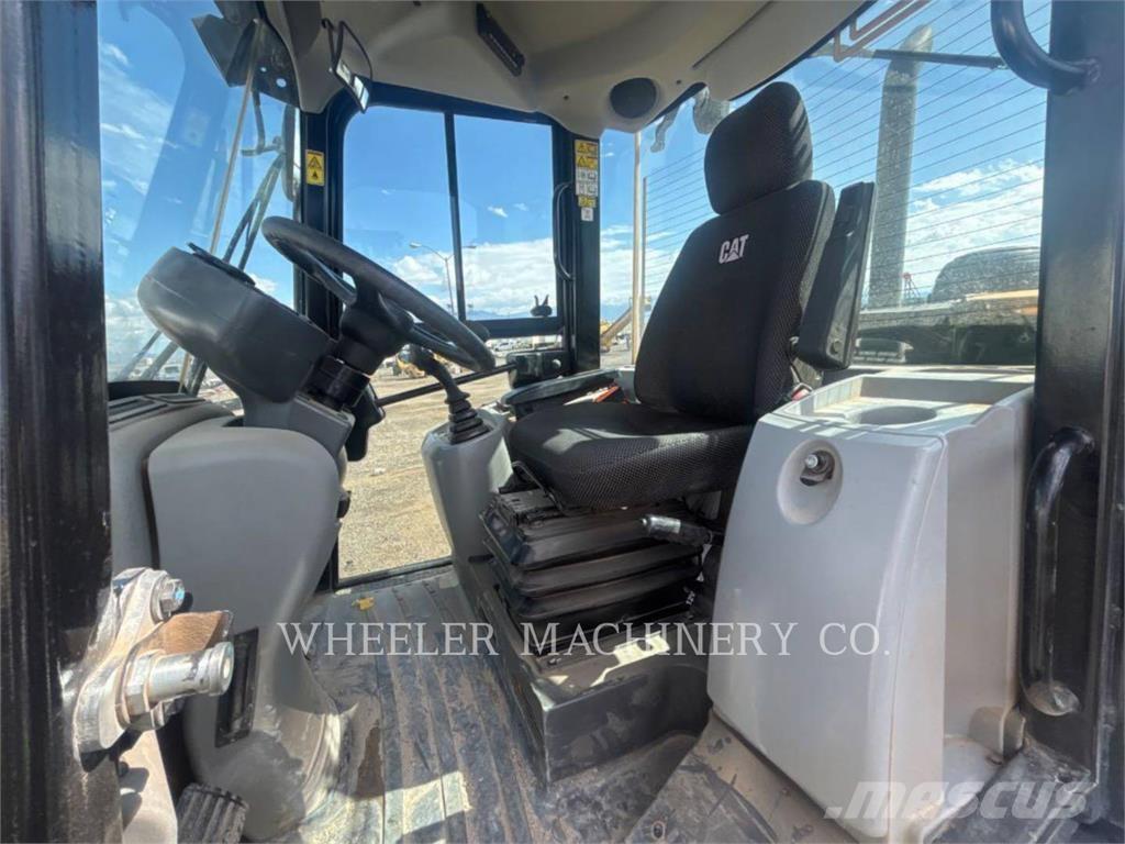 CAT 906M Incarcator pe pneuri