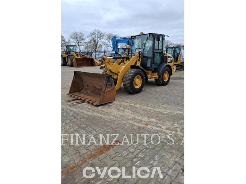 CAT 906M Incarcator pe pneuri