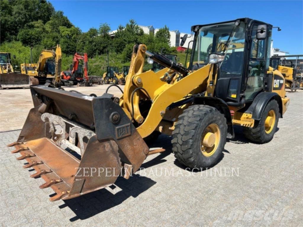 CAT 906M Incarcator pe pneuri
