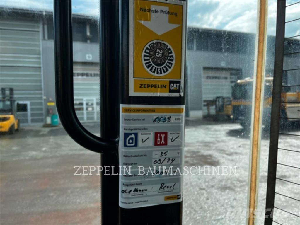 CAT 906M Incarcator pe pneuri
