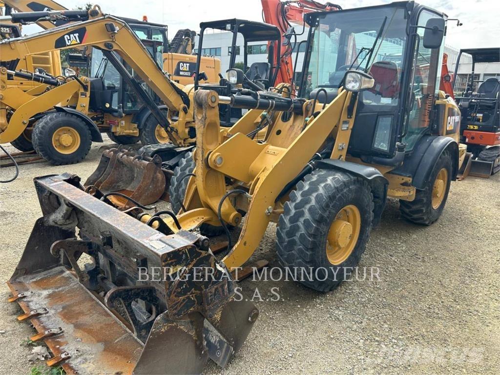 CAT 906M Incarcator pe pneuri