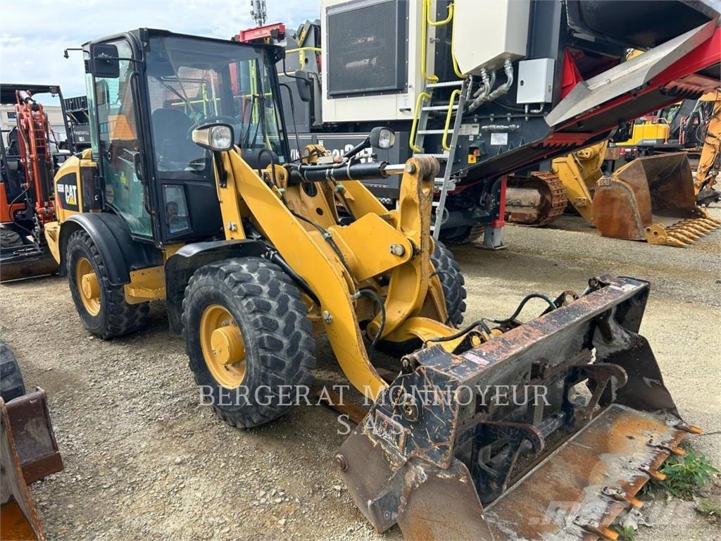 CAT 906M Incarcator pe pneuri