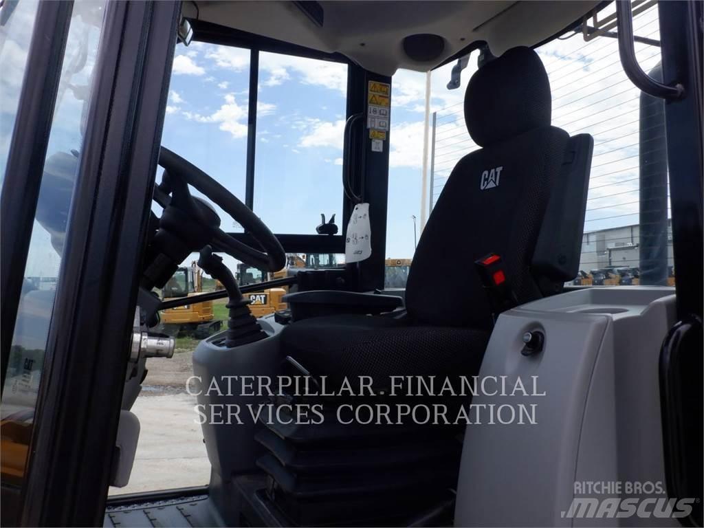 CAT 908M Incarcator pe pneuri