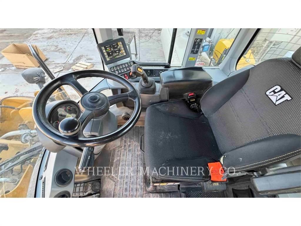 CAT 930M QC Incarcator pe pneuri