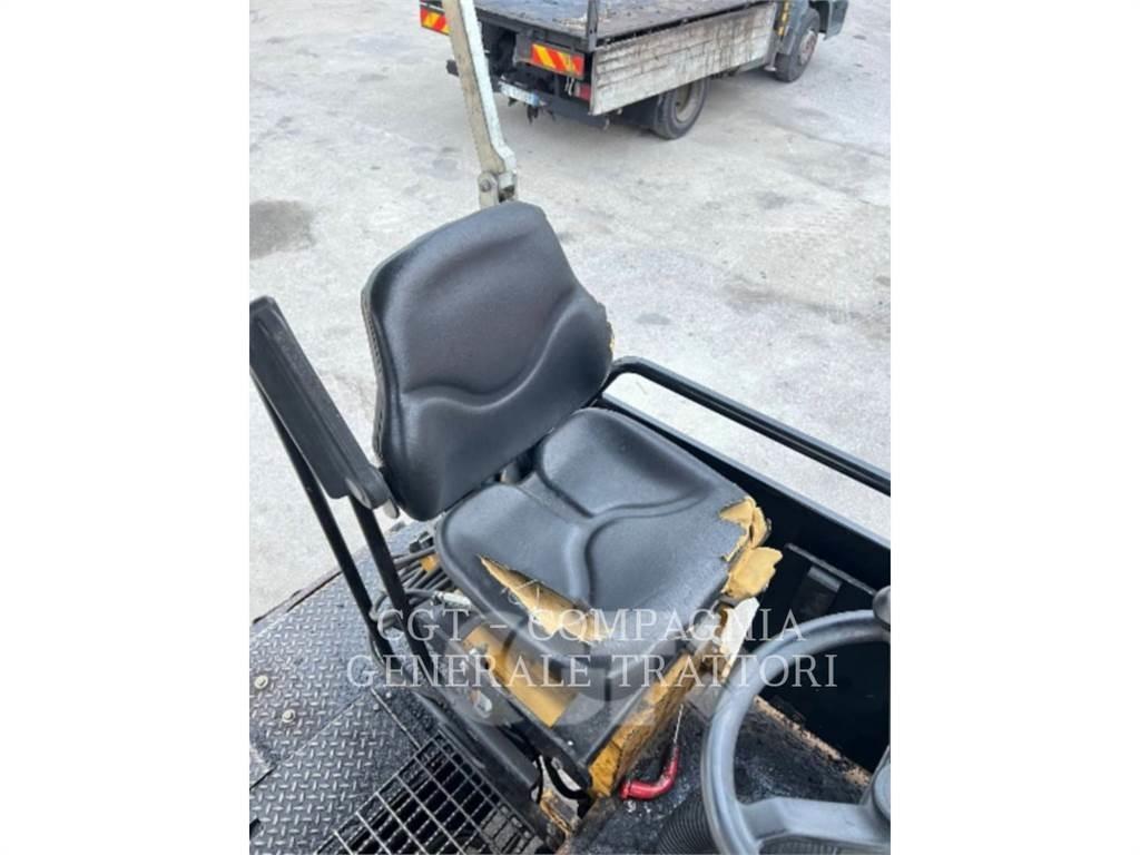 CAT AP300 Pavatoare asfalt