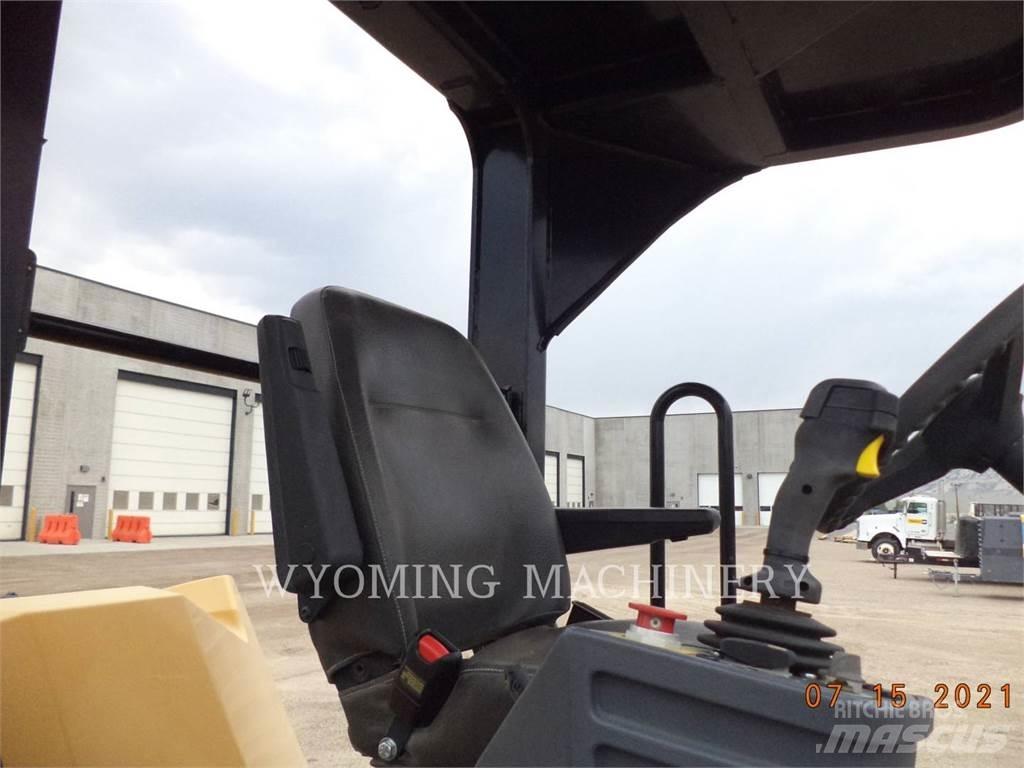 CAT CB64 Compactoare sol