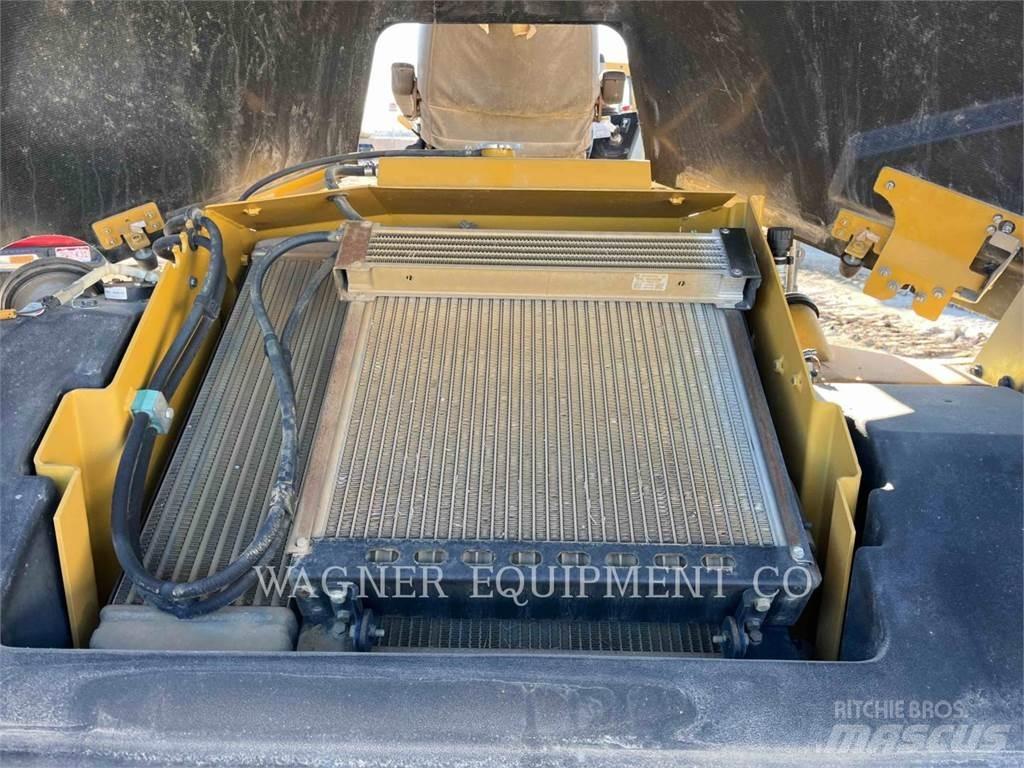 CAT CB64 Compactoare sol