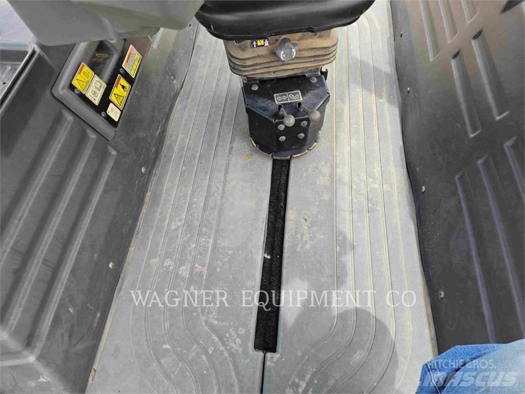 CAT CB64B Compactoare sol