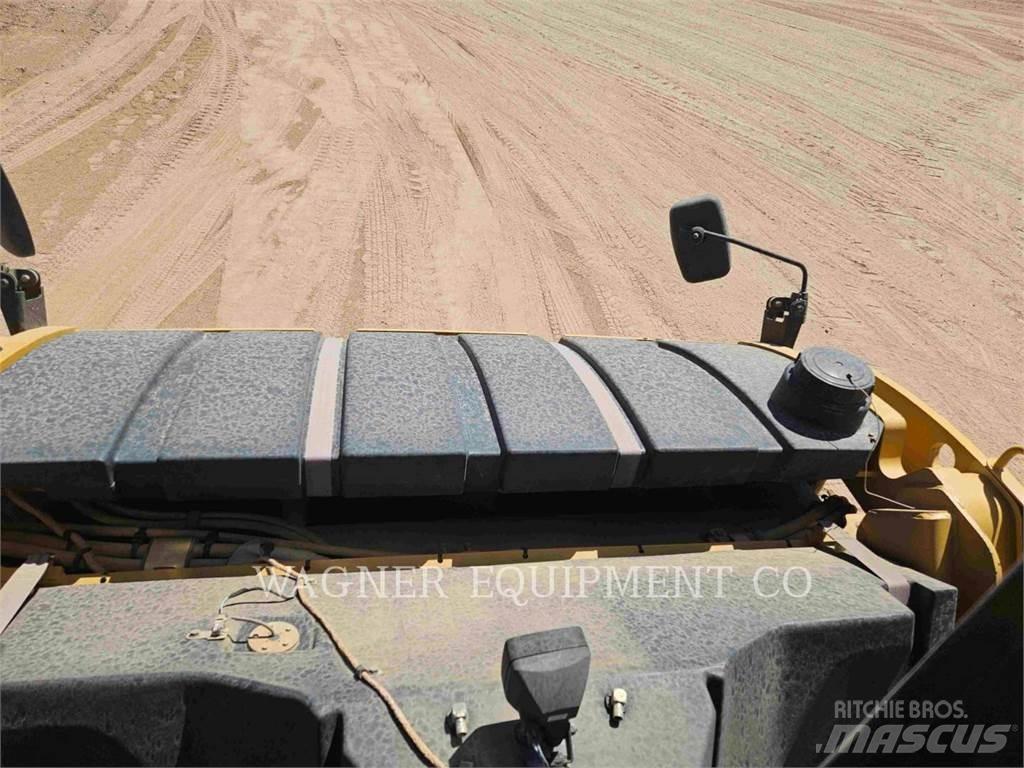CAT CB66B Compactoare sol