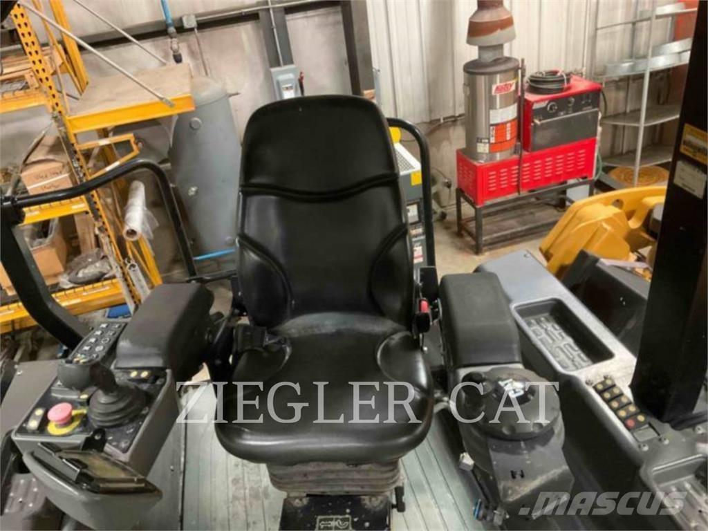 CAT CB68B Compactoare sol